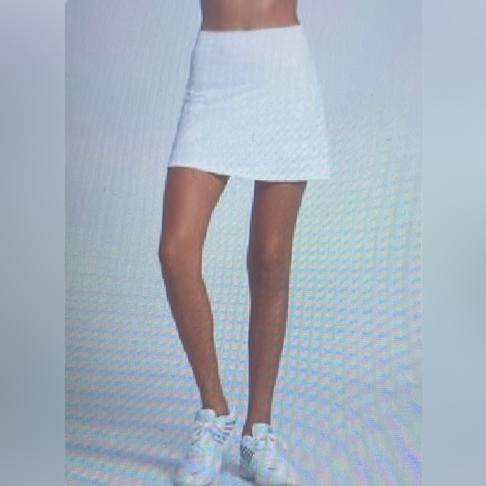 MEDIUM.  HALARA SOFTLY ZERO RUCHED 2 IN 1 SKORT